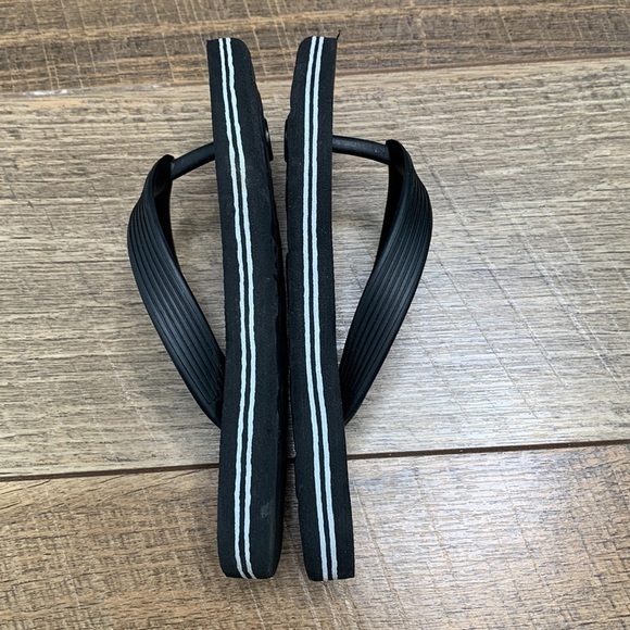 Quiksilver Black Beach Flip Flops sz 11/12 - Picture 4 of 4